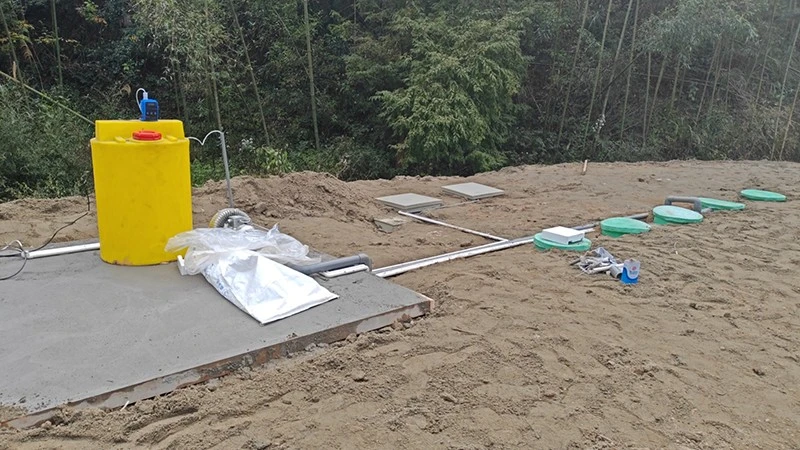 玻璃钢一体化污水处理设备施工现场.jpg 玻璃钢一体化污水处理设备施工现场.jpg